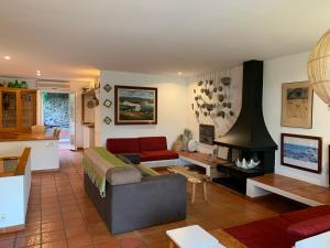 A seating area at Can Ramon casa con garaje