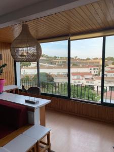 sala de estar con ventana grande con vistas en Can Ramon, en Cadaqués