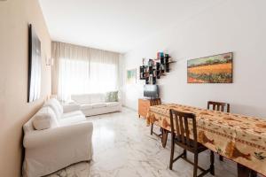 een woonkamer met een tafel en een bank bij Vatican De Carolis Terrace in Rome