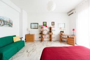 ローマにあるVatican De Carolis Terraceのリビングルーム(緑のソファ、デスク付)