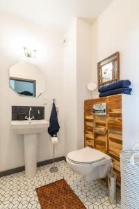 a bathroom with a toilet and a sink at Apartament przy Aquaparku in Reda