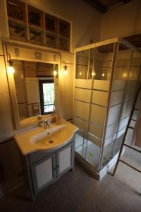 A bathroom at casa vacanze Castiglione - 4 posti letto
