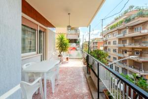 een balkon met een witte tafel en stoelen bij Vatican De Carolis Terrace in Rome