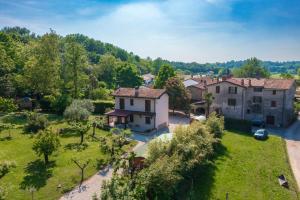 an aerial view of a house with a yard at Oasi Borghetto Verde in Castellaro