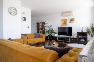 a living room with a couch and a tv at Villa Diosa de la Aurora in Klis