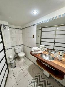 Koupelna v ubytování Acogedor loft en el corazón de Barrio Yungay