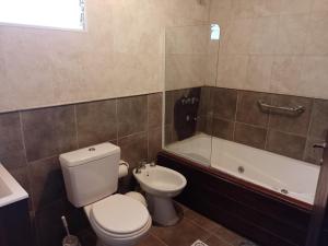 Un baño con inodoro, bañera y lavabo. en Cerro Encanto, en Potrero de los Funes 23 fotos más