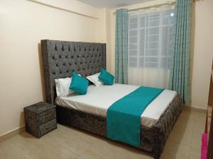 מיטה או מיטות בחדר ב-Luxurious and Comfy One bedroom in Ruiru, along thika road
