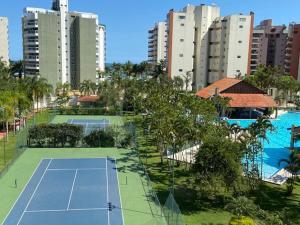 uma vista geral de um campo de ténis numa cidade em Condomínio Ocean Park módulo 6 proximo a praia e shopping Riviera de São Lourenço em Riviera de São Lourenço
