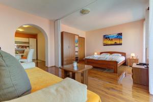 ein Schlafzimmer mit einem Bett und ein Wohnzimmer in der Unterkunft Apartment Žuna in Senj
