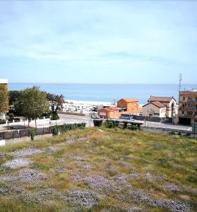 una vista de una ciudad con el océano en el fondo en ÁTICO FRENTE AL MAR en Canet de Mar