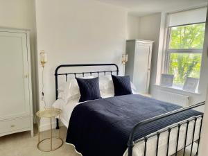Postel nebo postele na pokoji v ubytování Seaview flat with balcony, spacious 2 bedroom