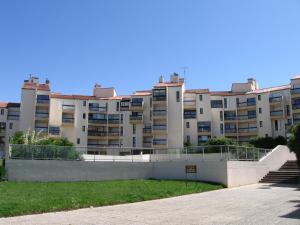 ein großes Apartmenthaus mit einer Treppe davor in der Unterkunft Appartement La Rochelle, 3 pièces, 6 personnes - FR-1-551-1 in La Rochelle