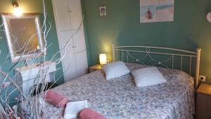 Cama ou camas em um quarto em Sausan Hotel