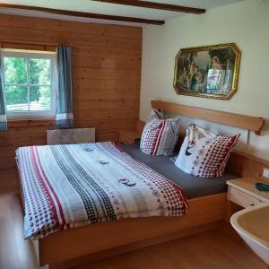 ein Schlafzimmer mit einem Bett mit Kissen darauf in der Unterkunft Haus Sonnenalm in Forstau