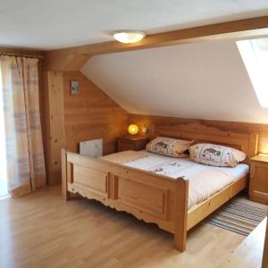 ein Schlafzimmer mit einem großen Bett in einem Zimmer in der Unterkunft Haus Sonnenalm in Forstau
