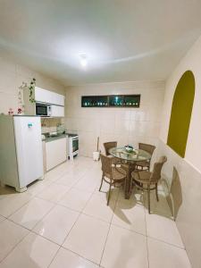 uma cozinha e sala de jantar com mesa e cadeiras em Vanilla em Porto de Galinhas