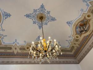 una lámpara de araña colgando del techo de una habitación en Le Muse en Pisa