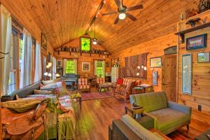 Prostor za sedenje u objektu Enchanting Cabin with Mother-In-Law Suite Mtn Views