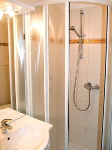 y baño con ducha y lavamanos. en Bed&Breakfast Kvarner, en Labin