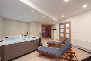 baño grande con bañera y silla en Villa Zadar, en Poljica