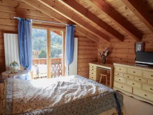 a bedroom with a bed and a window at Chalet spacieux 13 couchages proche pistes à Demi-Quartier - FR-1-560-36 in Demi-Quartier