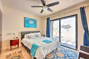 Säng eller sängar i ett rum på Casa Verde in Cabo San Lucas - 3 Mi to Marina!