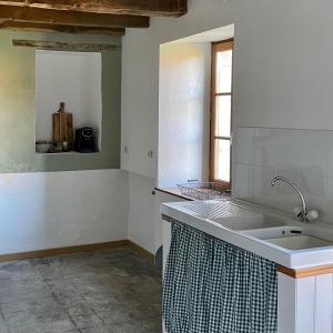 Kuchyň nebo kuchyňský kout v ubytování Beautiful Cottage with private plunge pool/Hot Tub - 40 mins from Puy du Fou
