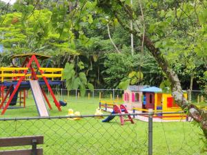 瓜皮米林的住宿－Casa confortavel pra relaxar na serra，公园里一个带五颜六色游戏设备的游乐场