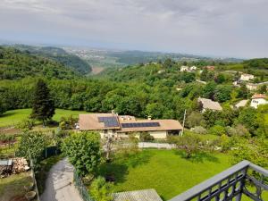 uma vista aérea de uma casa com painéis solares em La casetta sui colli em Perarolo