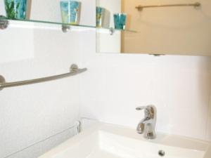 Ένα μπάνιο στο Appart 2 pièces avec balcon, proche pistes, animaux admis - FR-1-557A-25