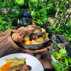 Jedlo v ubytovaní bed & breakfast alebo blízkom okolí