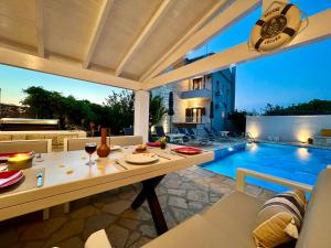 Bazén v ubytování Beach Villa Heart House with private pool by DadoVillas nebo v jeho okolí