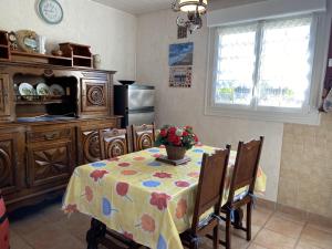 a kitchen with a table and chairs with a tablecloth on it at Appartement Erdeven, 3 pièces, 4 personnes - FR-1-397-47 in Erdeven