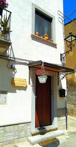 un edificio con una puerta con una maceta de flores. en B & B Luoghi Antichi, en Castrovillari