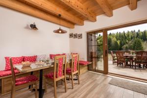 comedor con mesa y sillas en Mountain house Beauty of Laz, en Ravna Gora