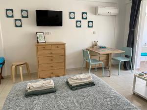 Ένα ή περισσότερα κρεβάτια σε δωμάτιο στο Ev Zin:Cozy, Newly rennovated, Studio, Swimming Pool B102