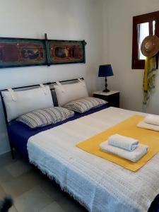 سرير أو أسرّة في غرفة في Villa Sofi in Saint George Antiparos (pool&sea)