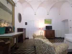 Habitación con sillas, mesa y TV. en Sweet dreams a Villa Migone, en Génova