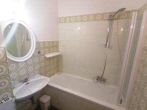 een badkamer met een bad, een wastafel en een douche bij Sweet dreams a Villa Migone - Appartamento a uso turistico in Genua +22 foto's