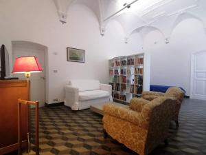 een woonkamer met 2 stoelen en een bank bij Sweet dreams a Villa Migone - Appartamento a uso turistico in Genua