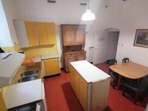 cocina con armarios amarillos y mesa de madera en Sweet dreams a Villa Migone, en Génova