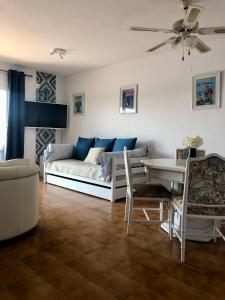 - un salon avec un canapé et une table dans l'établissement Appartement 80 m2,Port Rhodes D-2 chambres, terrasse panoramique, vue sur le canal principal d’Empuriabrava, à Empuriabrava