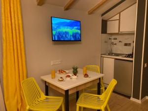 Eldhús eða eldhúskrókur á Borjomi Yellow Hotel