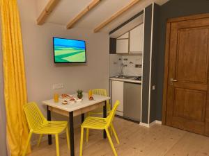 Eldhús eða eldhúskrókur á Borjomi Yellow Hotel
