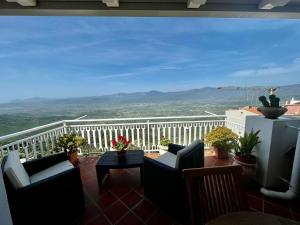 balcón con sillas y vistas a las montañas en Appartamento con Vista Panoramica, en Baunei