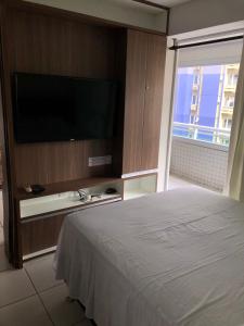 une chambre avec un lit et une télévision à écran plat dans l'établissement APART HOTEL BEACH CLASS FORTALEZA!, à Fortaleza 3 autres photos