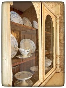 アプトにあるLa Providenceの皿・鉢入りのガラス棚