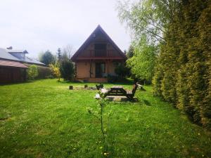 dos perros sentados en una mesa de picnic frente a una casa en Ustroń Dom Aneta, en Ustroń
