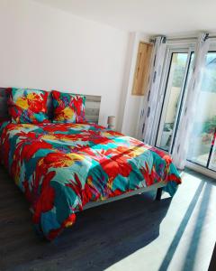 Ένα ή περισσότερα κρεβάτια σε δωμάτιο στο Maison de campagne entre vigne et bois